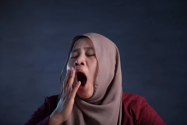 Mujer musulmana joven bostezando Cansada, expresión mareada —  Fotos de Stock