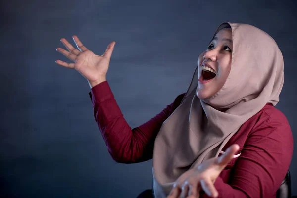 Mujer musulmana feliz muestra ganadora saludo gesto algo —  Fotos de Stock