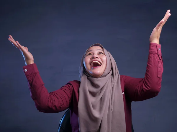 愉快的穆斯林妇女显示胜利的手势问候的东西 — 图库照片