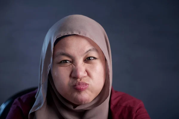 Muszlim nő fúj, vagy fúlt arcát — Stock Fotó