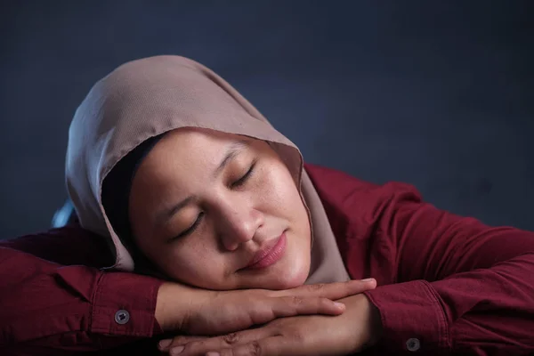 Jonge zakenvrouw moe, in slaap vallen op het werk en dromen — Stockfoto