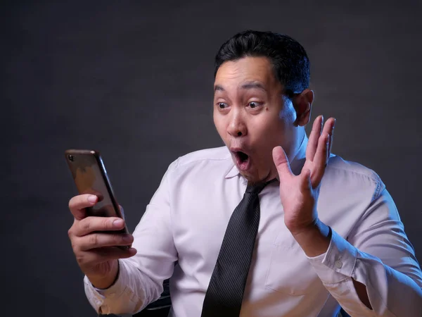 Shocked Happy Man Looking at Smart Phone — Stock Photo, Image