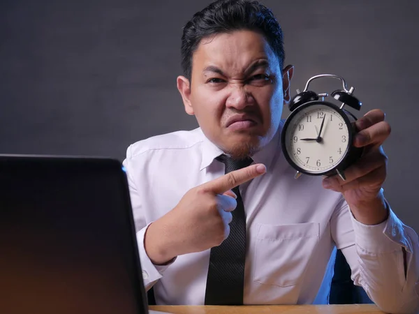 Ασιάτης/ισσα επιχειρηματίας δείχνοντας το ρολόι, θυμωμένη έκφραση — Φωτογραφία Αρχείου