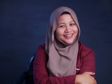 Genç iş kadını gülümseyen, neşeli