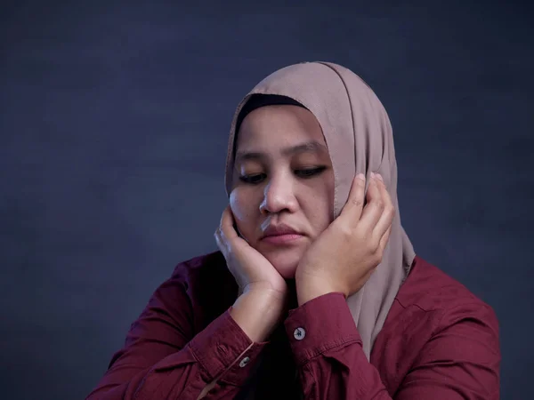Triste mulher muçulmana deprimida — Fotografia de Stock