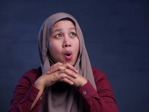 Mujer musulmana con expresión de pensamiento —  Fotos de Stock