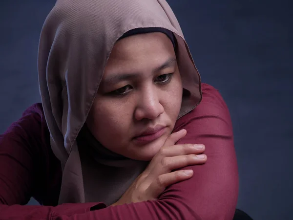 Szomorú depressziós muszlim nő — Stock Fotó