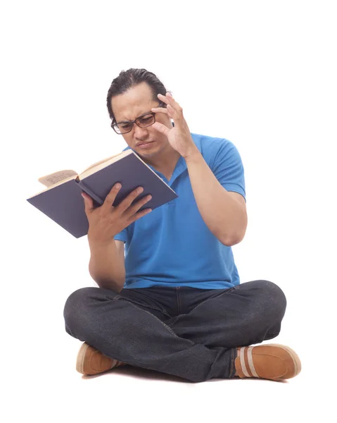 Studente con problemi di vista, difficile da leggere un libro — Foto Stock