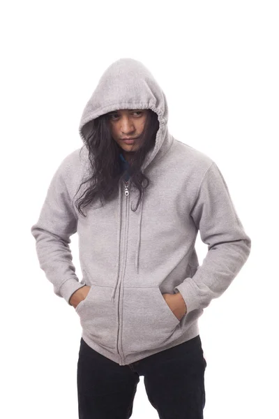 긴 머리 남자 착용 회색 후드 재킷 — 스톡 사진