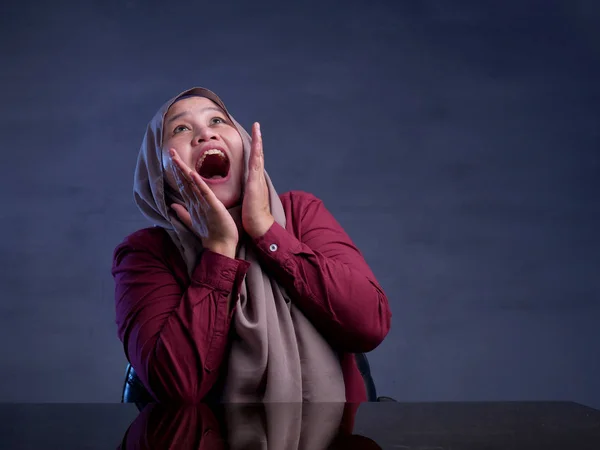 Gelukkig Moslimvrouw Shows gebaar groet iets winnen — Stockfoto