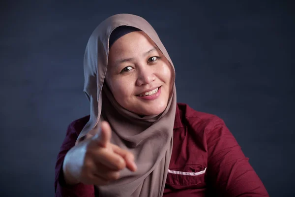 Indah Muslim Lady Tersenyum dan Menunjuk ke Depan — Stok Foto