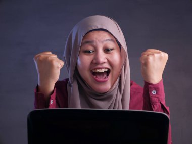 Müslüman Lady onu em Iyi haber alma, jest kazanan gösterir