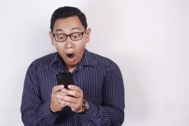 Genç adam mesaj okuma telefonda Sohbet Gestur şaşırttı