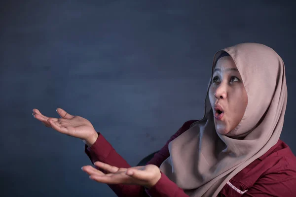 Wanita Muslim Bahagia Menunjukkan Gerakan Kemenangan Penyambutan Sesuatu — Stok Foto