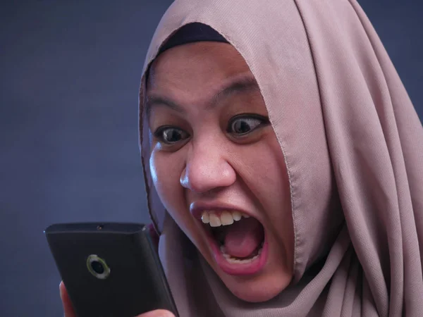 Деловая женщина сердитая выражение, получение плохих новостей по телефону — стоковое фото