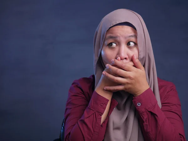 Muçulmana senhora chocado e fechando sua boca — Fotografia de Stock