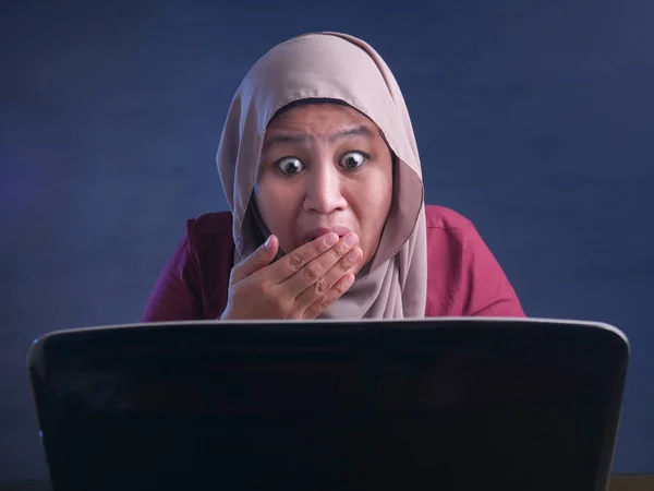 Μουσουλμάνος επιχειρηματίας εργάζεται για Laptop σοκαρισμένος αναισθητοποιούνται χειρονομία — Φωτογραφία Αρχείου