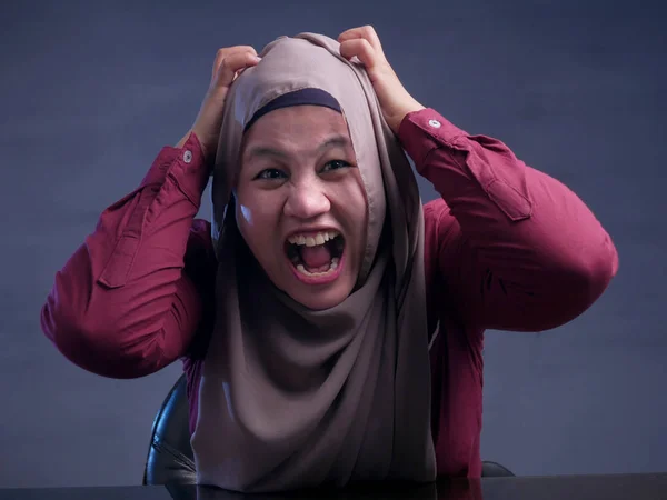 Boos boos benadrukt moslim zakenvrouw — Stockfoto