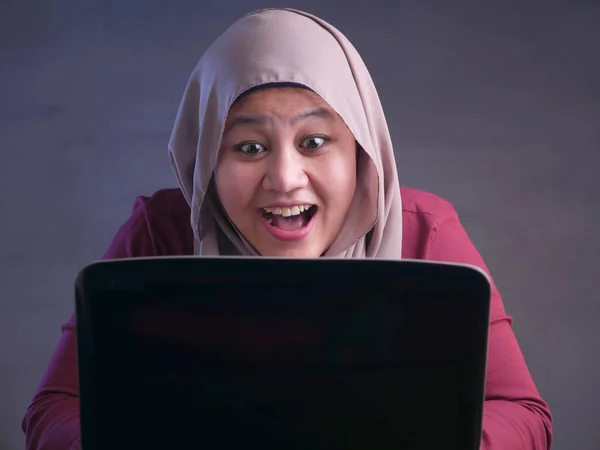Muslim Lady Shows Winning Gesture, Receiving Good News on Her Em
