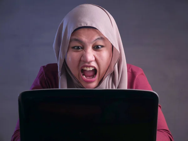 愤怒的穆斯林女商人在办公室工作在笔记本电脑 — 图库照片