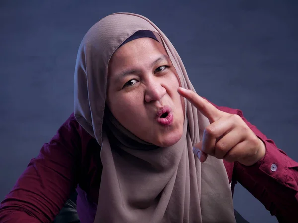 Femme musulmane en colère mettant en vedette une caméra — Photo