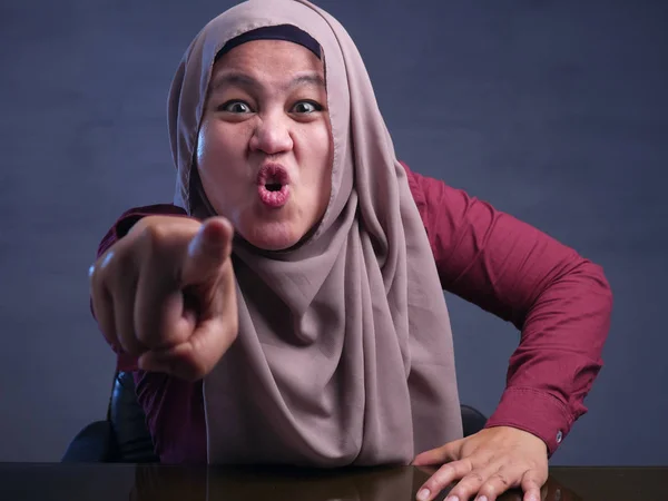 Dühös muszlim nő főszereplő a kamera — Stock Fotó