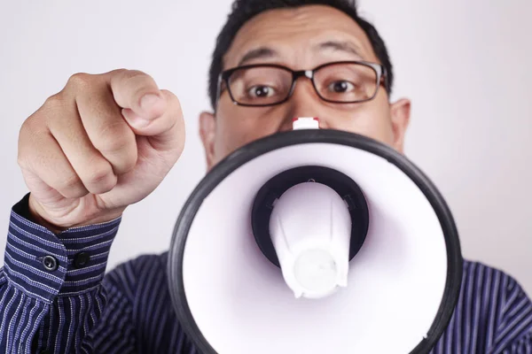 Jonge man schreeuwen met megaphone, boze uitdrukking — Stockfoto