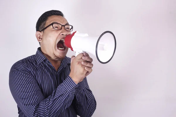 Jonge man schreeuwen met megaphone, boze uitdrukking — Stockfoto