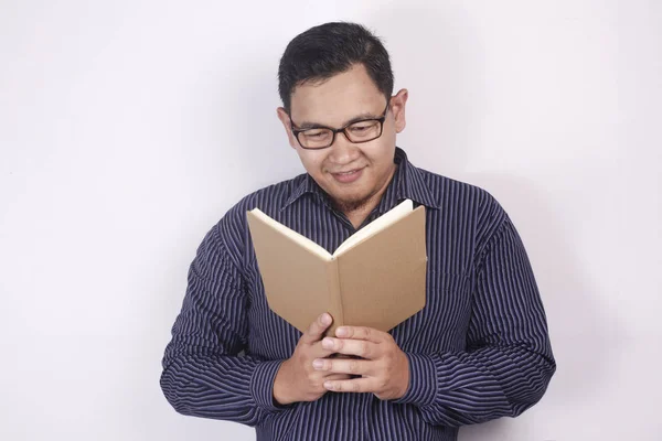 Jonge man lezing boek, lachende uitdrukking — Stockfoto