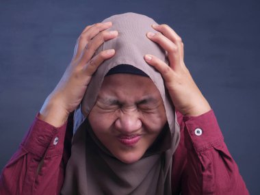 Stresli Müslüman Bayan sahip baş ağrısı