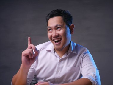 İyi fikir olan düşünme ve bakılması, genç adam