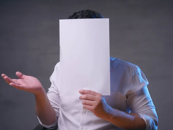 Yüzünü Kaplayan Boş Kağıt Maskeli İşadamı — Stok fotoğraf