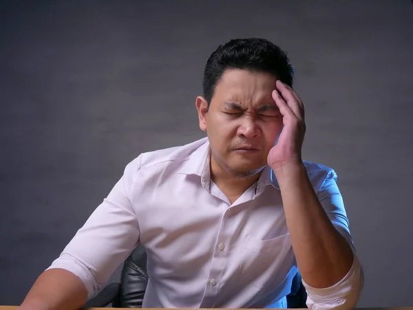 Asiático hombre de negocios tener dolor de cabeza, cansado estrés gesto — Foto de Stock