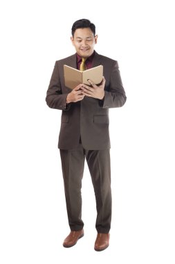 Asyalı işadamı kitap okuyor.