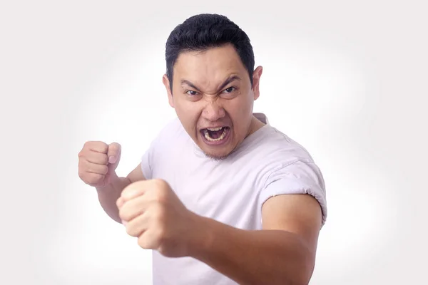 Dühös ázsiai férfi kifejezés készen áll a harc — Stock Fotó