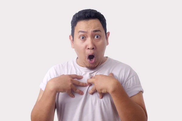 아시아 남자 가리키는 자신 와 불행 한 표현 으로 그 conf — 스톡 사진