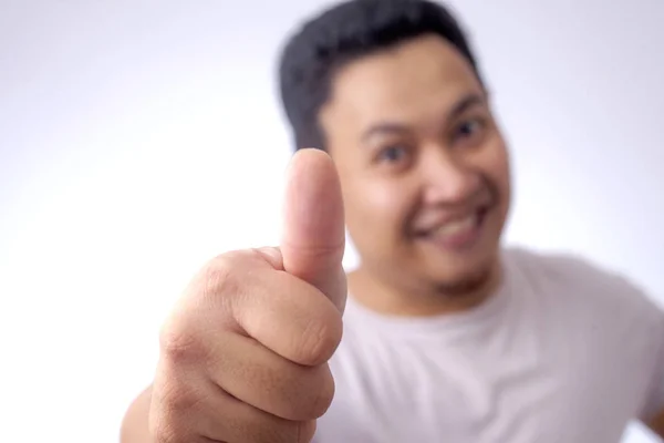 Молодий чоловік показує великі пальці вгору жест добре знак — стокове фото