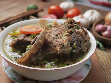 Sop Buntut veya Sop Tulang Sapi, Endonezya Öküz Kuyruğu Çorbası