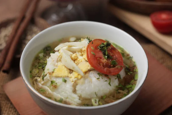 Бубур Айям или индонезийская куриная каша с супом — стоковое фото