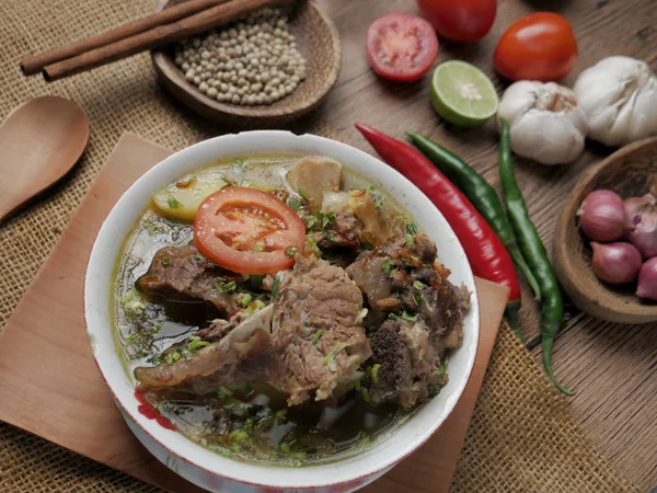 Sop buntut oder sop tulang sapi, indonesische Ochsenschwanzsuppe — Stockfoto