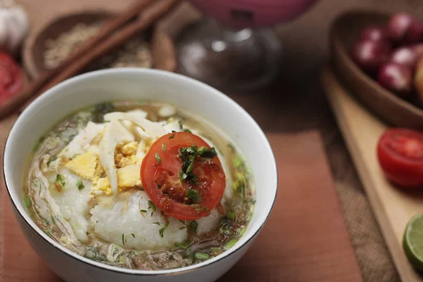 Bubur Ayam o gachas de pollo indonesias con sopa — Foto de Stock