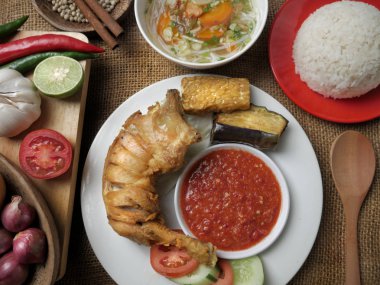 Endonezya kızarmış tavuk