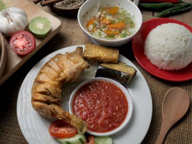 Endonezya kızarmış tavuk