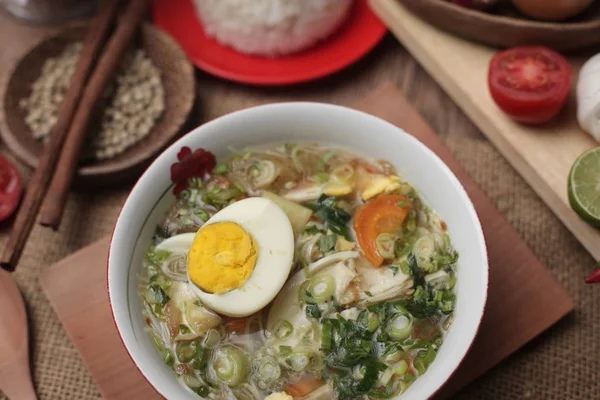 Pollo indonesio soto o soto ayam, servido con arroz blanco — Foto de Stock