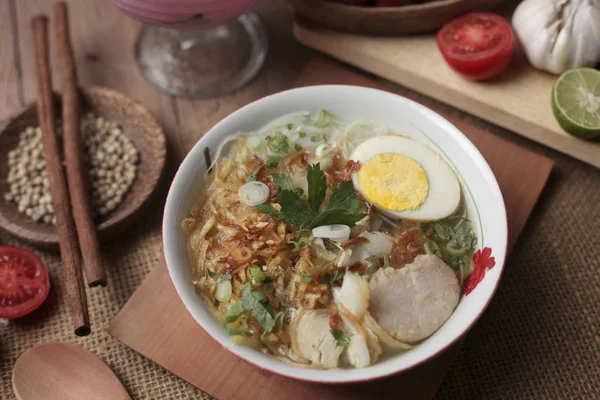 Pollo indonesio soto o soto ayam, servido con ketupat o lon — Foto de Stock