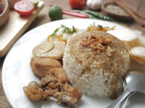 Nasi campur, indonesischer gemischter Reis mit Hühnercurry — Stockfoto