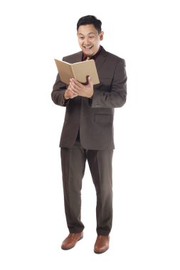Asyalı işadamı kitap okuyor.