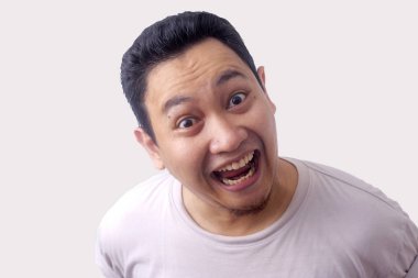 Gülen komik Asya adam