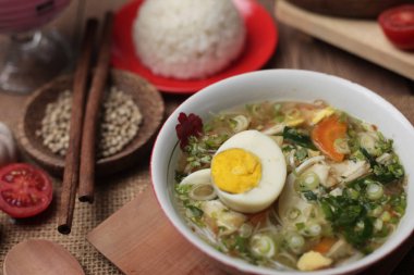 Endonezya tavuk soto veya soto ayam, beyaz pirinç ile servis