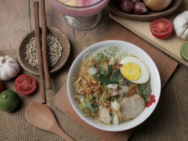 Endonezya tavuk soto veya soto ayam, ketupat veya lon ile servis